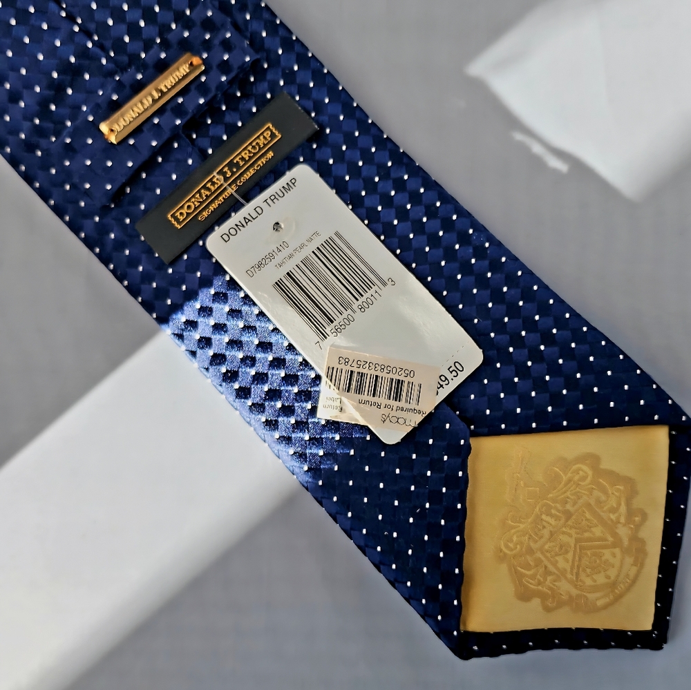 DONALD J. TRUMP SIGNATURE Classic Navy Blue Dotted Tie (Tahitian Pearl Natte) - Picture 3 of 4
